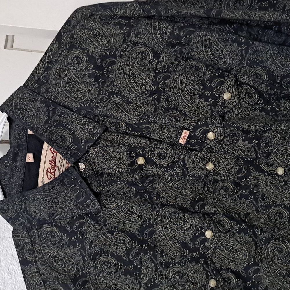 Men's XXL Rafter C, 100% Cotton, snap closure shirt. Black with cream paisley.